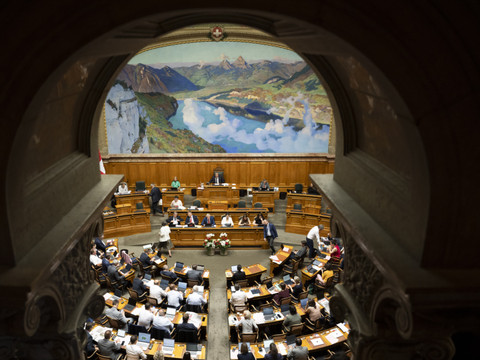 Nouvelle baisse des recettes des partis politiques en 2025