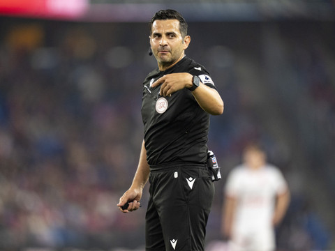 Les meilleurs arbitres suisses passent pros
