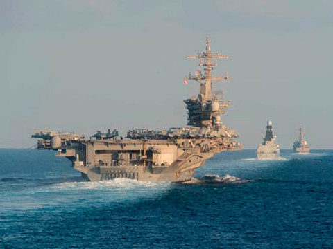 Après 9 mois en mer, le porte-avions américain Lincoln en Thaïlande