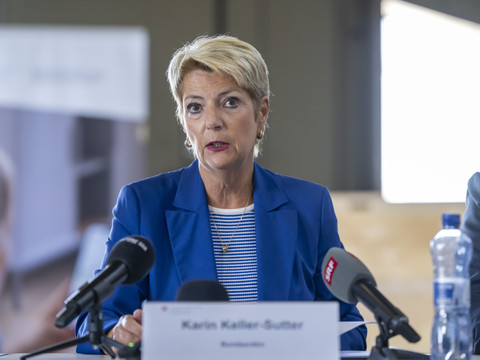 Karin Keller-Sutter sceptique face à la proposition de commission