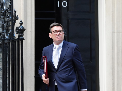 Burnham promet un contrôle accru sur les services essentiels