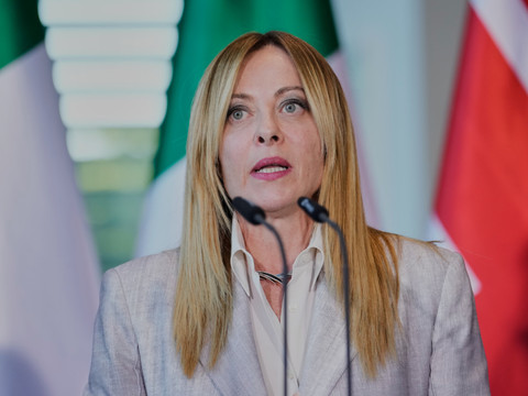 Italie: Meloni bat un record de longévité et lance sa campagne