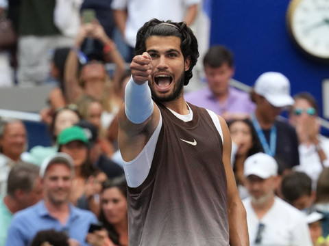 Accroché, Alcaraz se hisse en 8es à l'US Open