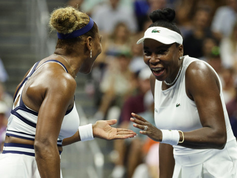 Les soeurs Williams frôlent l'exploit au 1er tour du double