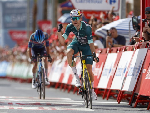 Van Aert lève encore les bras sur la Vuelta, Mas reste leader