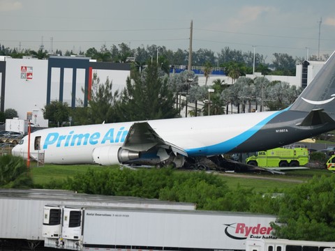 Accident d'avion-cargo à Miami: cinq morts et cinq blessés