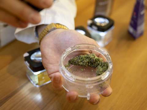 La distribution de cannabis dans les pharmacies réduit les risques