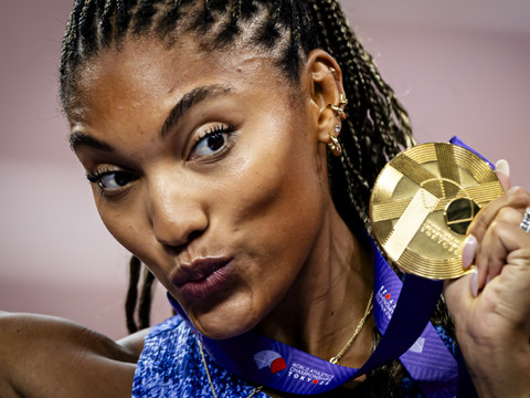 La championne olympique Davis-Woodhall met fin à sa saison
