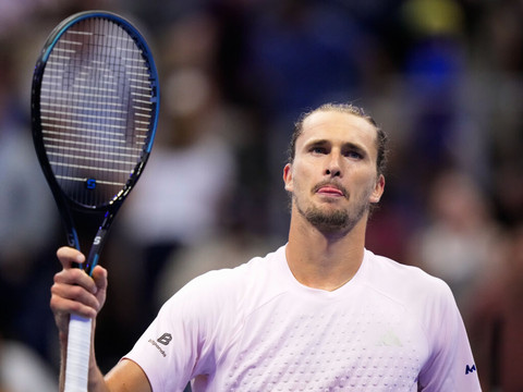 Zverev enchaîne une deuxième victoire en trois sets