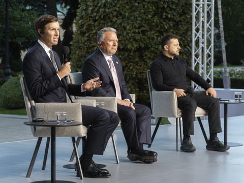 Zelensky table sur des discussions Ukraine-Russie-USA en septembre