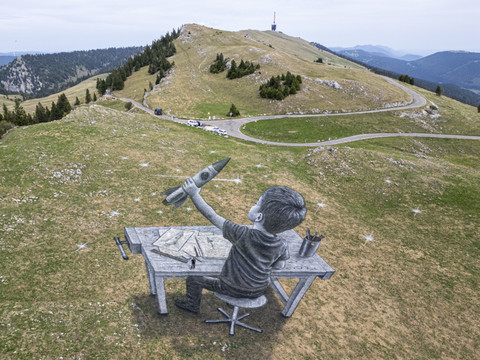 Une oeuvre monumentale de Saype au Chasseral (BE) pour rêver