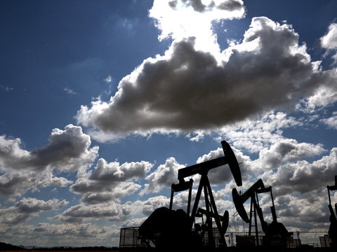 Pétrole: le baril de Brent atteint les 100 dollars