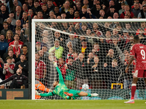 Liverpool et Arsenal commencent bien, le PSG cartonne