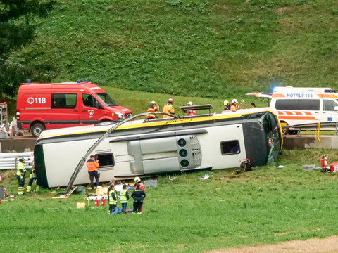 Accident de car à Susch (GR): cinq morts et 40 blessés