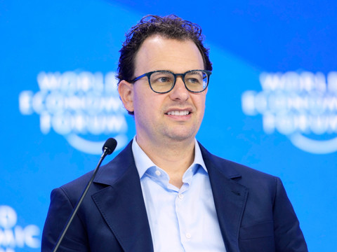 Ralentir sur l'IA: Musk et Altman soutiennent le patron d'Anthropic