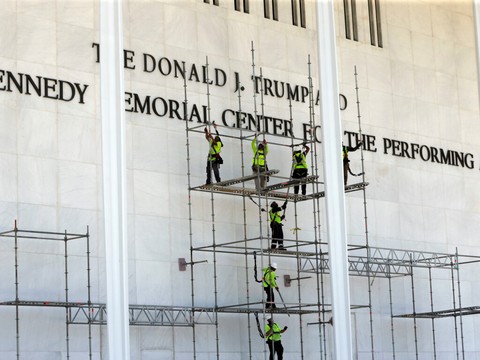 Le nom de Trump ne peut pas être réaffiché sur le Kennedy Center
