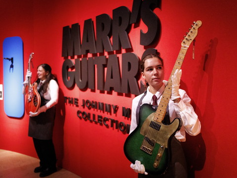 Deux guitares de Johnny Marr vendues plus de 650'000 euros