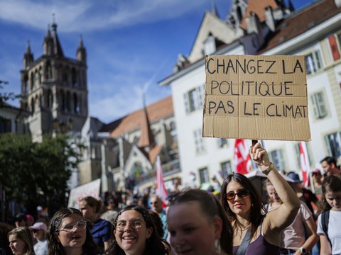 Des centaines de personnes manifestent pour le climat à Fribourg