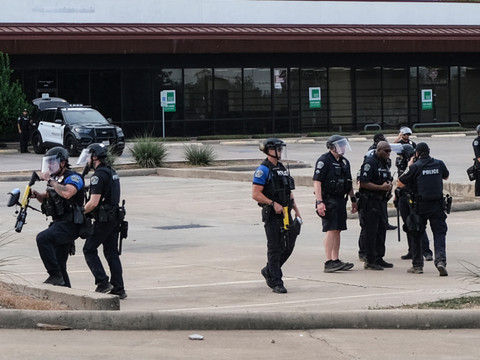 Un homme grièvement blessé par balle par l'ICE au Texas