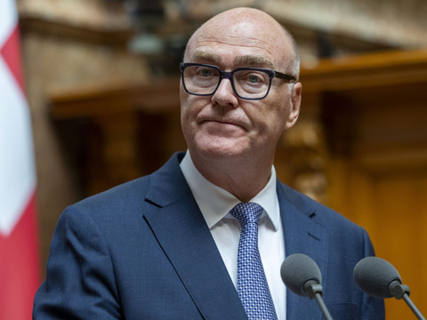 Martin Pfister assailli de questions parlementaires sur le F-35