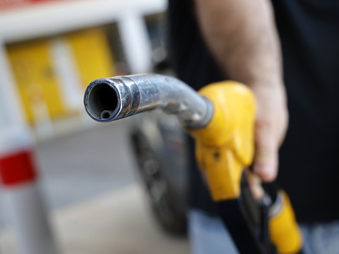 Le Brent sous 100 dollars, espoir d'améliorations au Moyen-Orient