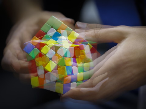 Une Chinoise de six ans établit un record du monde du Rubik's Cube