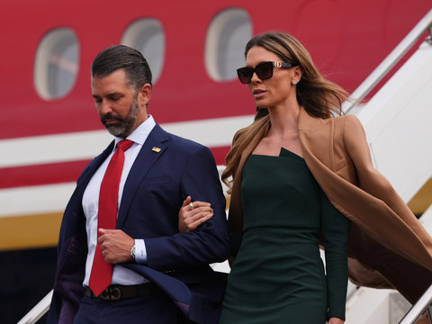 Un élu républicain demande une enquête sur le mariage du fils Trump
