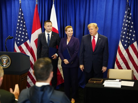 Trump signe un accord de sécurité avec le Groenland et le Danemark