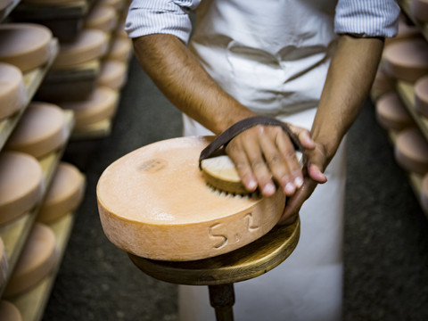 Un fromage à raclette vieux de 142 ans sous la loupe
