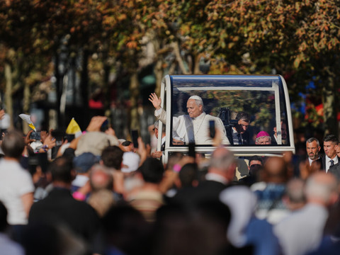 Léon XIV à Notre-Dame et au Stade de France: foule enthousiaste