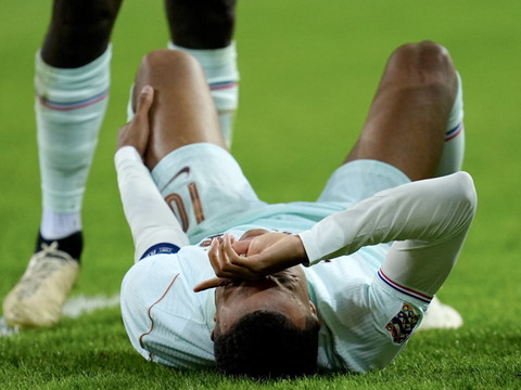 Zidane commence par une victoire, l'Italie s'incline à domicile