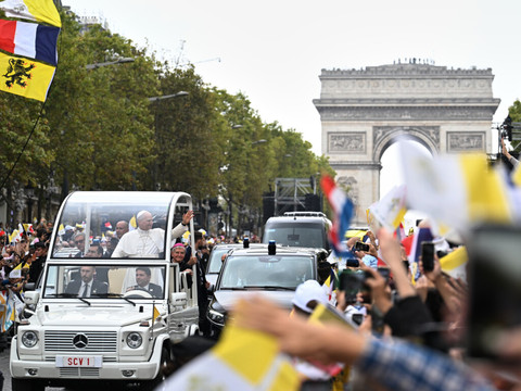Début de la messe papale devant 700'000 personnes  à Paris