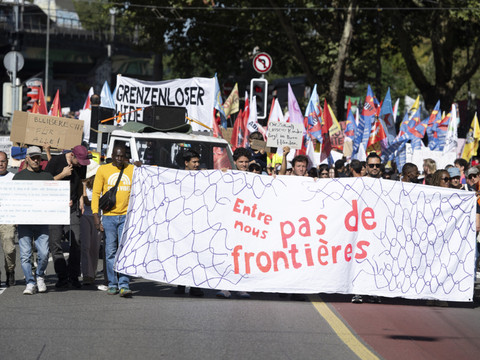 Des milliers de manifestants pour l'asile et les migrants à Berne