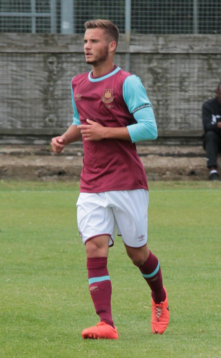 Noha Sylvestre avec le maillot des M18 de West Ham (photo : www.whufc.com)
