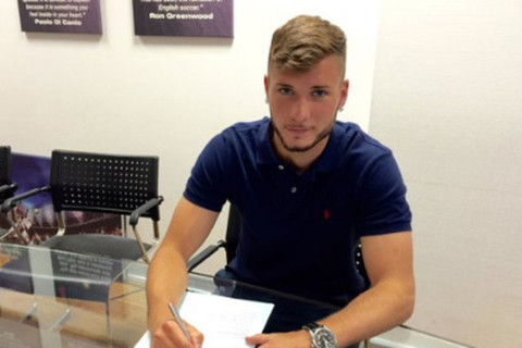 La signature du fameux contrat (photo : www.whufc.com)