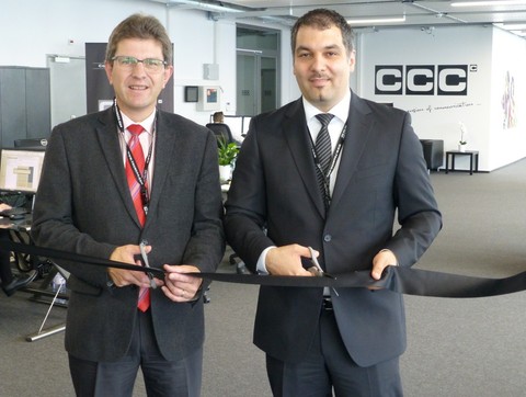 Erich Fehr, maire de Bienne et Christian Legat, le directeur général de Competence Call Center lors de l'inauguration. (ldd)