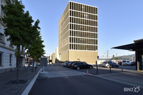 Les visiteurs sont priés de se garer aux abords du campus, mais dans le parking du bâtiment.