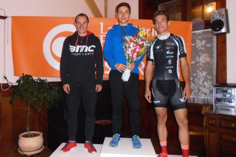 Le podium de mercredi soir. De gauche à droite : Cyril Calame (2e), Justin Paroz (1er) et Martin Sandoz (3e).