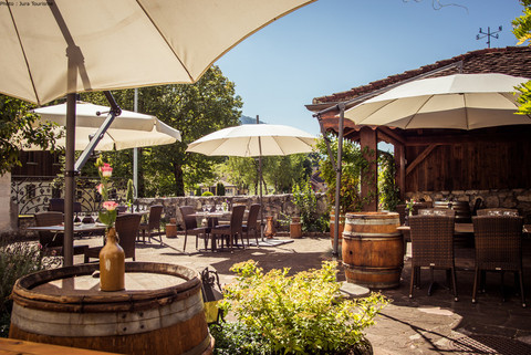 La terrasse de l'Auberge de la Gabiare à Vermes.