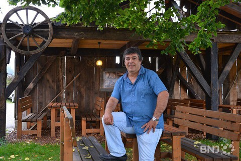 Eduardo Gomes pose fièrement devant LA plus belle terrasse de l'été 2016.