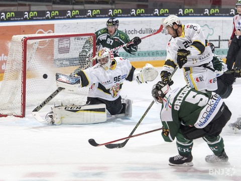 Marc Grieder trompe Ludovic Waeber, ça fait 1-0 pour Olten (photo : Georges Henz)
