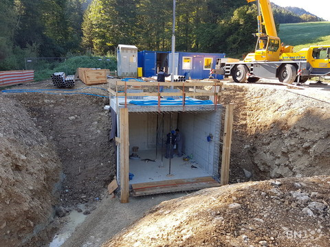Les ouvriers s'affairent sur le chantier du puits des Sauges