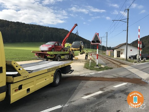 La première voiture s'est engagée depuis un chemin de campagne