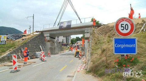Cinquante personnes ont pris part au chantier de remplacement de la passerelle.