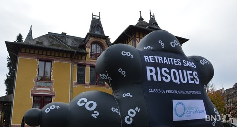 Les manifestants ont déployé un immense ballon devant la caisse de pension du Jura à Porrentruy.