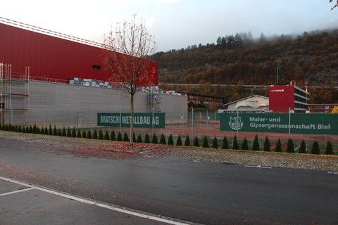 La nouvelle halle de Swiss Tennis prend forme à côté des locaux actuels de la Fédération (photo : www.swisstennis.ch)