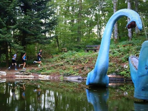 Les coureurs de la Narcisses Run découvriront des dinosaures sur leur parcours (photo : page Facebook Narcisses Run)