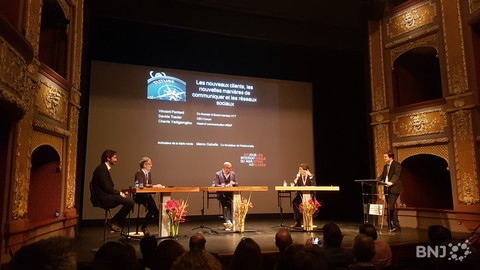 Plusieurs tables rondes étaient organisées sur la scène du théâtre chaux-de-fonnier