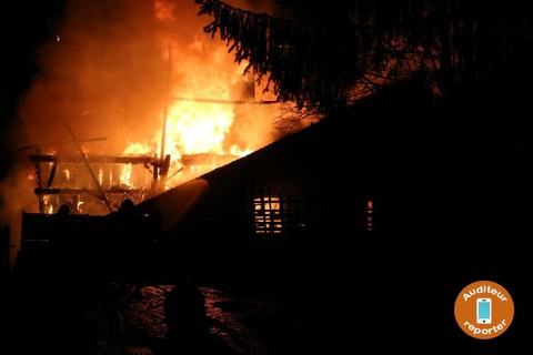 Un bâtiment rural a été la proie des flammes lundi soir vers 22h30