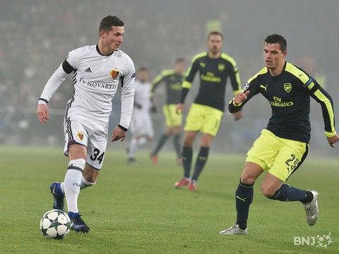Le duel des frères Xhaka est revenu à Granit et Arsenal (à droite) et non Taulant et Bâle (photo : Georges Henz)